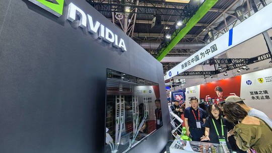 ट्रम्पले चीनमा प्राविधिक निर्यात प्रतिबन्धहरू फिर्ता