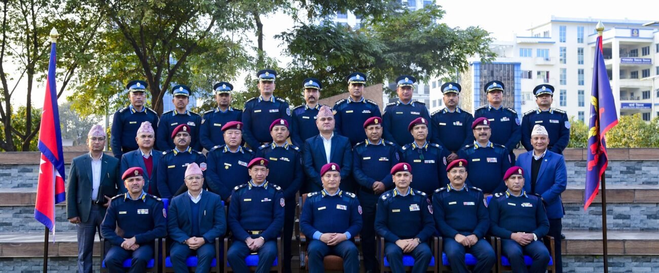 १० जना प्रहरी वरिष्ठ उपरीक्षकहरू दर्ज्यानी चिन्हद्वारा सुशोभित