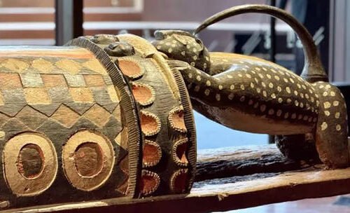 फ्रान्सले पश्चिम अफ्रिकी देशलाई चोरी भएको औपनिवेशिक युगको कलाकृति फिर्ता