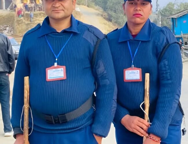 निर्वाचन प्रहरीमा परिवारको दुवै जना खुशीसाथ सेवामा