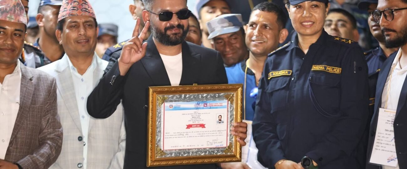 रास्वपाका वरिष्ठ नेता बालेन शाहले बुझे झापा ५ मा निर्वाचित प्रमाण-पत्र