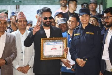 रास्वपाका वरिष्ठ नेता बालेन शाहले बुझे झापा ५ मा निर्वाचित प्रमाण-पत्र