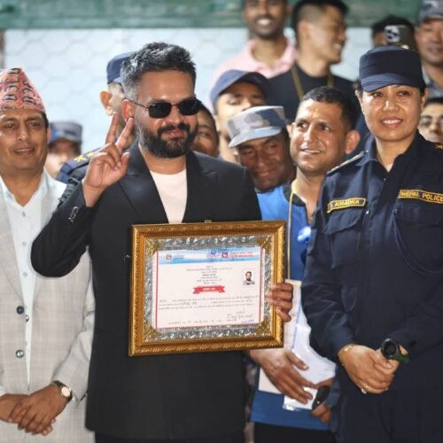 रास्वपाका वरिष्ठ नेता बालेन शाहले बुझे झापा ५ मा निर्वाचित प्रमाण-पत्र