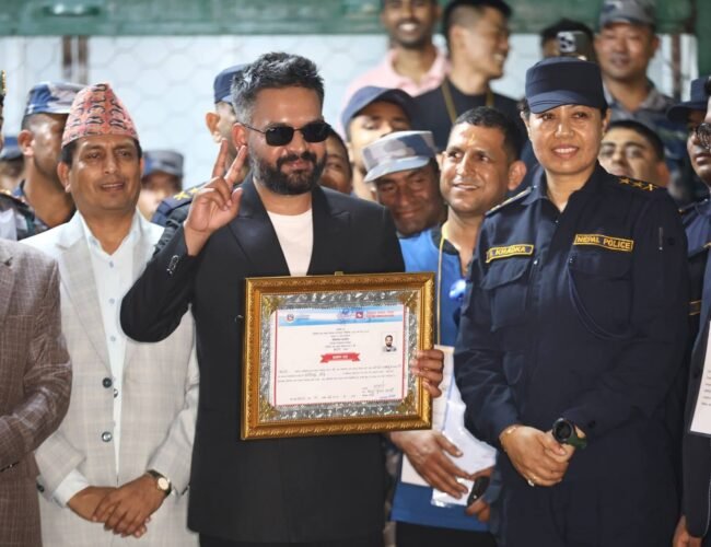 रास्वपाका वरिष्ठ नेता बालेन शाहले बुझे झापा ५ मा निर्वाचित प्रमाण-पत्र