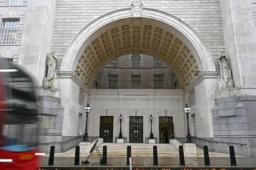 नव-नाजी एजेन्टद्वारा दुर्व्यवहार गरिएको महिलालाई क्षतिपूर्ति