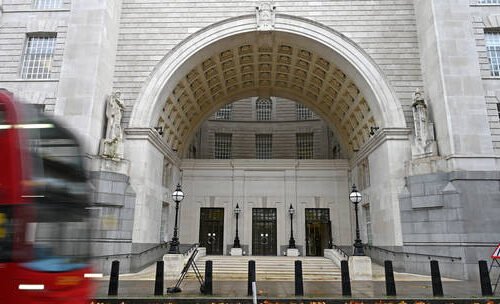 नव-नाजी एजेन्टद्वारा दुर्व्यवहार गरिएको महिलालाई क्षतिपूर्ति