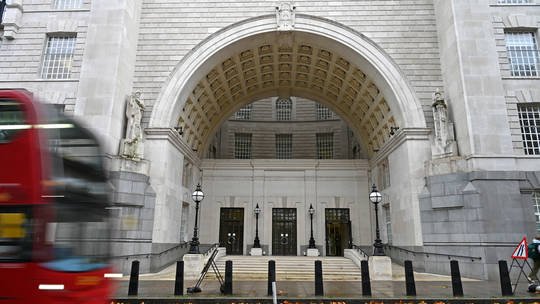 नव-नाजी एजेन्टद्वारा दुर्व्यवहार गरिएको महिलालाई क्षतिपूर्ति