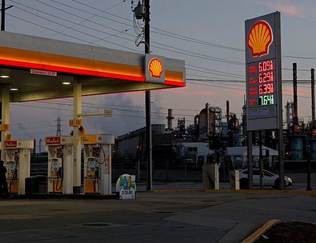 तेलको मूल्य विश्व बजारमा अस्वाभाविक रुपले बढ्दै