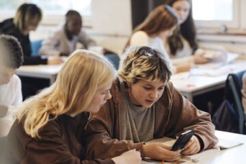 स्मार्टफोन प्रतिबन्ध लगाउने समय- विद्यालयहरूमा