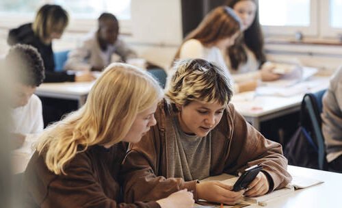 स्मार्टफोन प्रतिबन्ध लगाउने समय- विद्यालयहरूमा