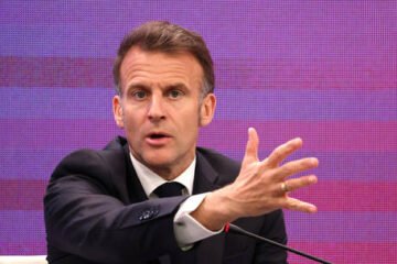 म्यक्रोनले राष्ट्रहरूलाई अमेरिका वा चीनको ‘दास’ नबन्न आग्रह