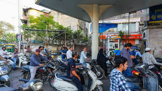 भारतले विदेशी मुद्रा सञ्चितिलाई जोगाउन इन्धनको मूल्य वृद्धि
