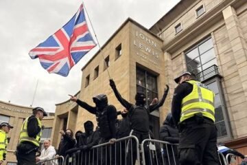 Glasgow मा प्रतिद्वन्द्वी प्रदर्शनकारीहरूबीच झडप