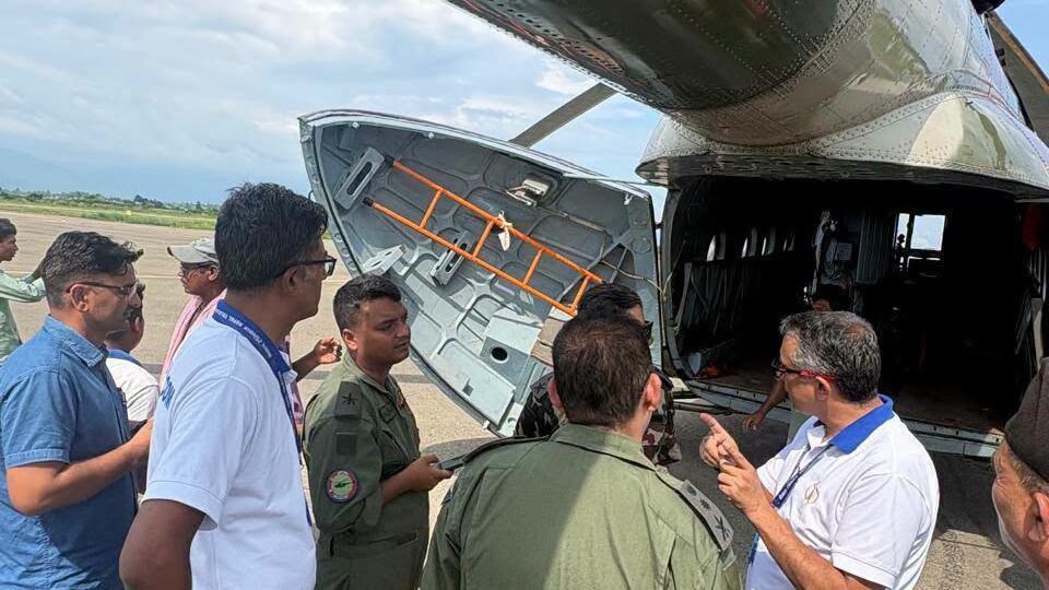 बडीमालिकामा टेलिफोन र इन्टरनेट विस्तारका लागि हेलिकप्टरमार्फत् उपकरण ढुवानी